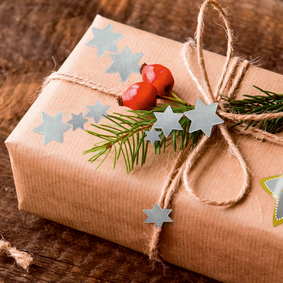  Geschenkverpackung,  Braunpapier,  Juteband,  Tannenzweig,  Sterneaufkleber
