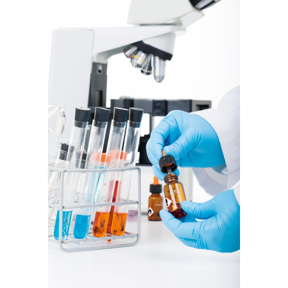 Laborausrüstung, Chemikalien, Reagenzgläser, Pipettengläser, Chemiearbeitsplatz