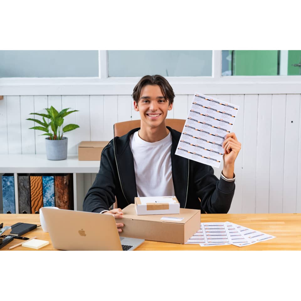 Paket, Kartonbox, Laptop, Gedruckte Etiketten, Papieretiketten