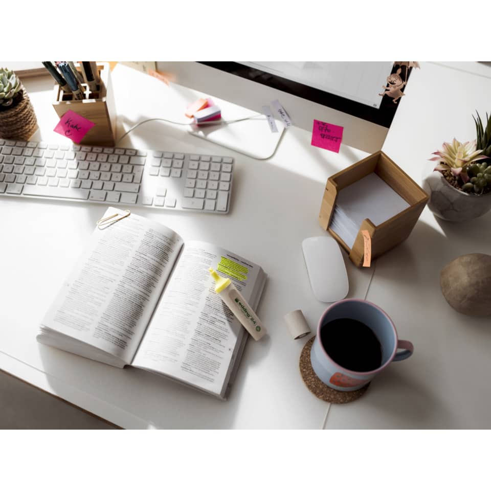 Tisch-Workspace, Offener Buch, Kaffeetasse, Schreibtisch-Organizer, Notizen-Post-its