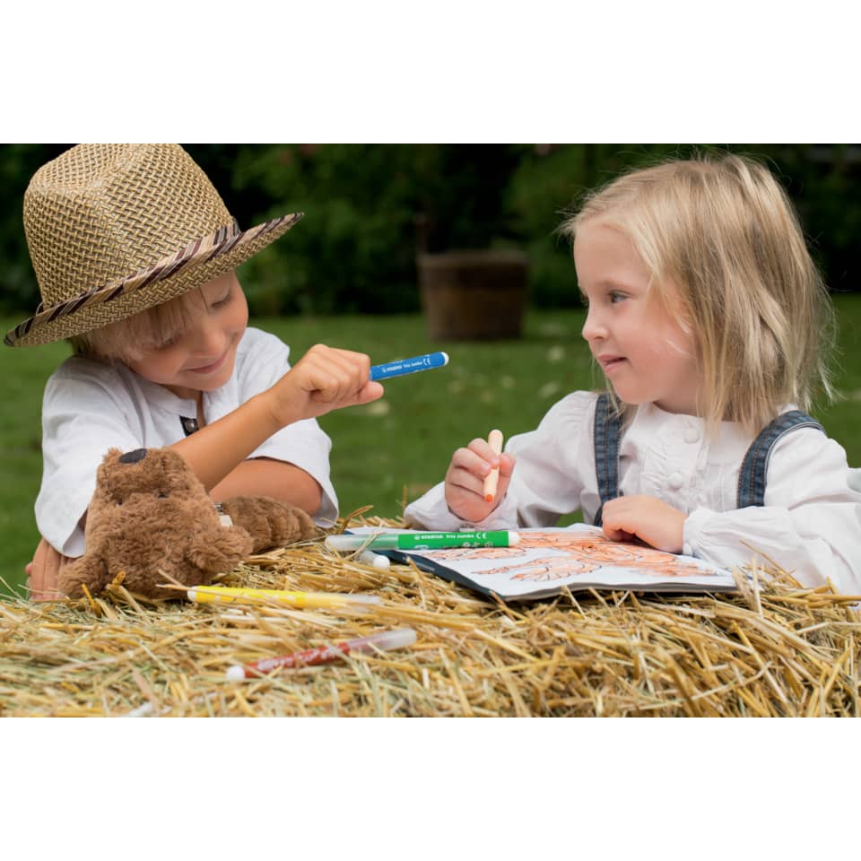 Kinder, Strohballen, Malkreide, Buntstifte, Spielzeug