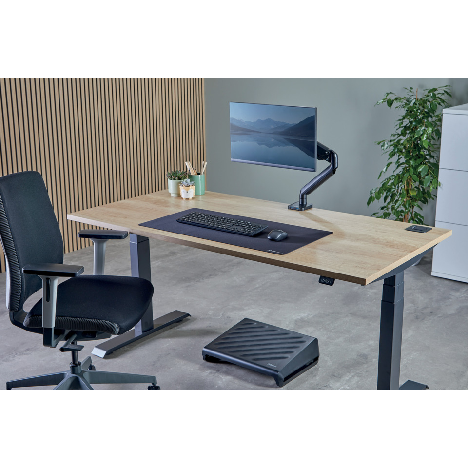 Schreibtisch, Schreibtischstuhl, Monitor, Monitorarm, Bürotisch aus Holz