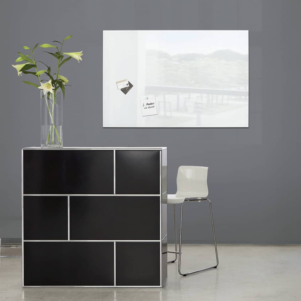 Sideboard, Schrank, schwarze Paneele, Metallrahmen, Vase mit Blumen