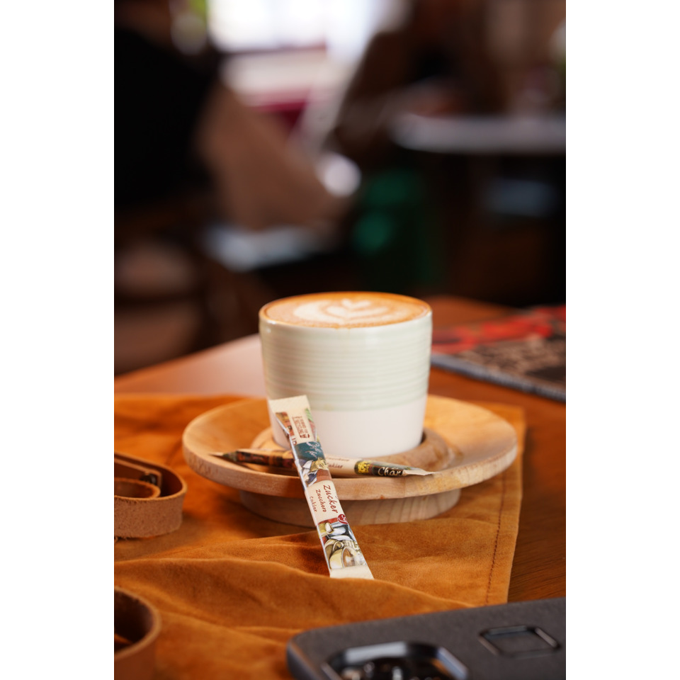 Kaffee, Becher, Latte, Holzunterlage, Zucker-/Milchstreifen