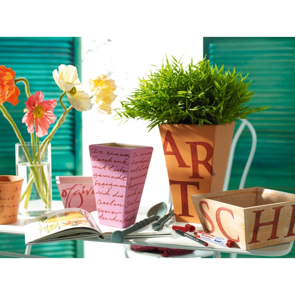blumen, vasen, tischdekoration, papiertüten, kerzen, notizbuch, stifte, skulptur