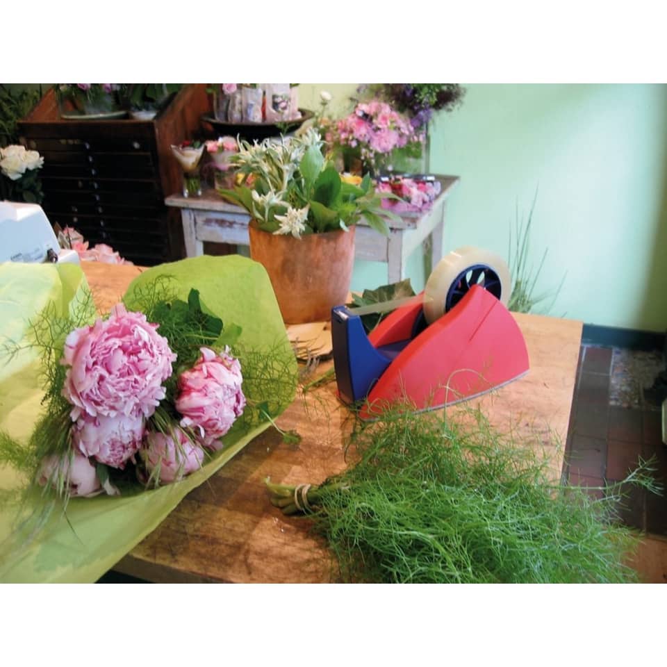 Blumenstrauß, rosa Pfingstrosen, grünes Laub, Abroller/Klebeband, Schreibtisch】