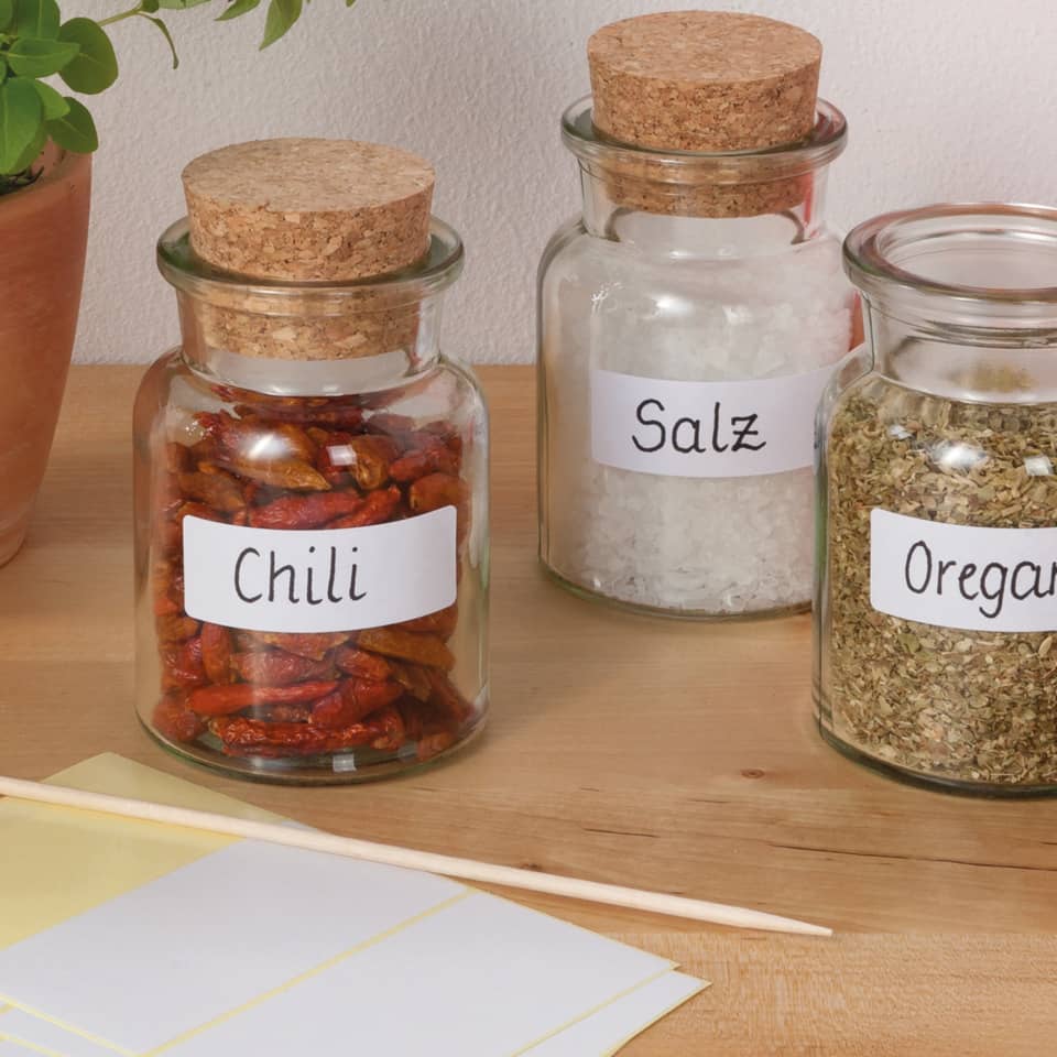 Chili, Kräutergewürz, Gewürzgläser, Salz, Oregano
