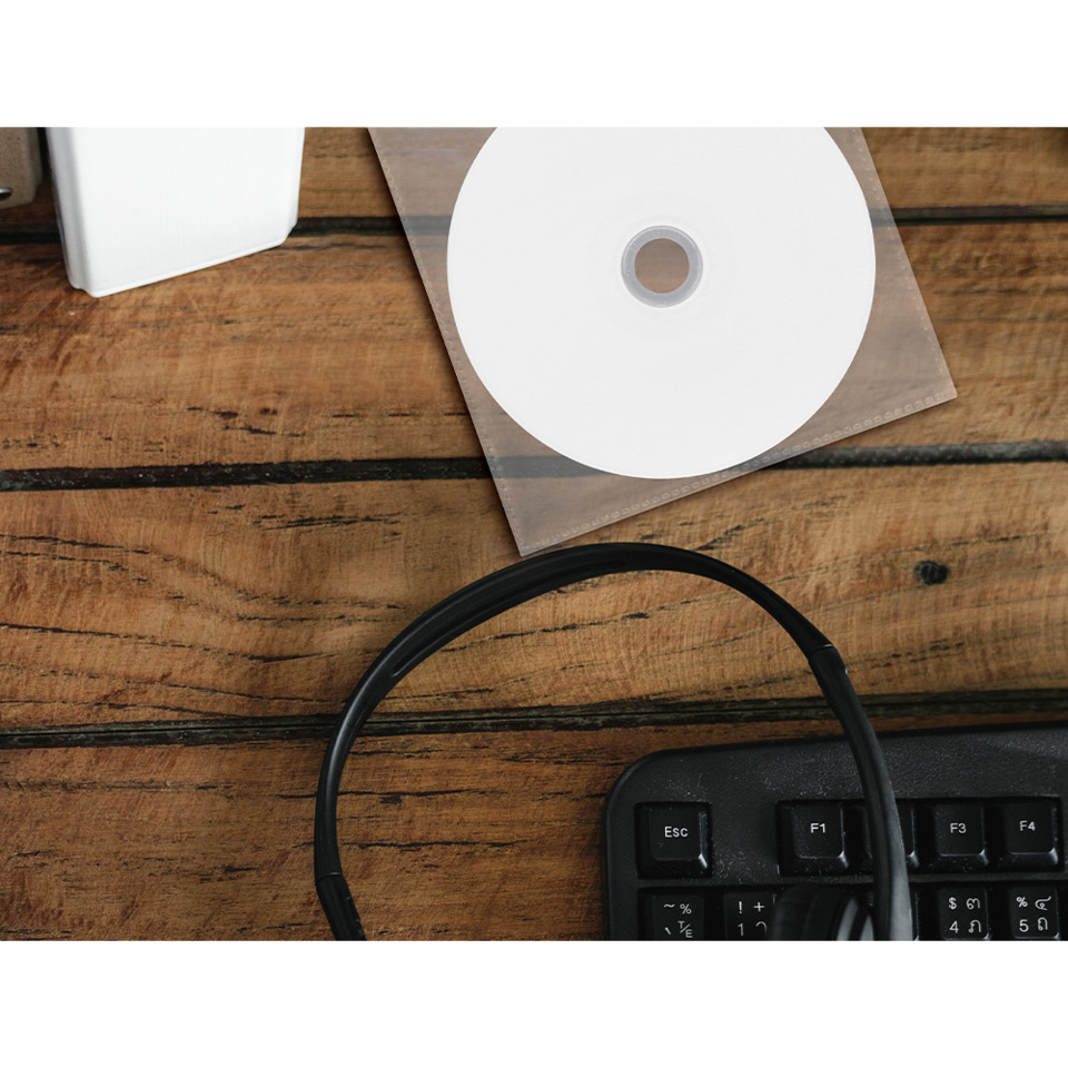 Tastatur, Kopfhörer, CD, Medien, Holztisch