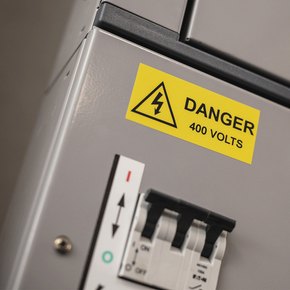  Gefahr, 400 Volt, elektrische Schalttafel, Schutzschalter, Warnhinweis