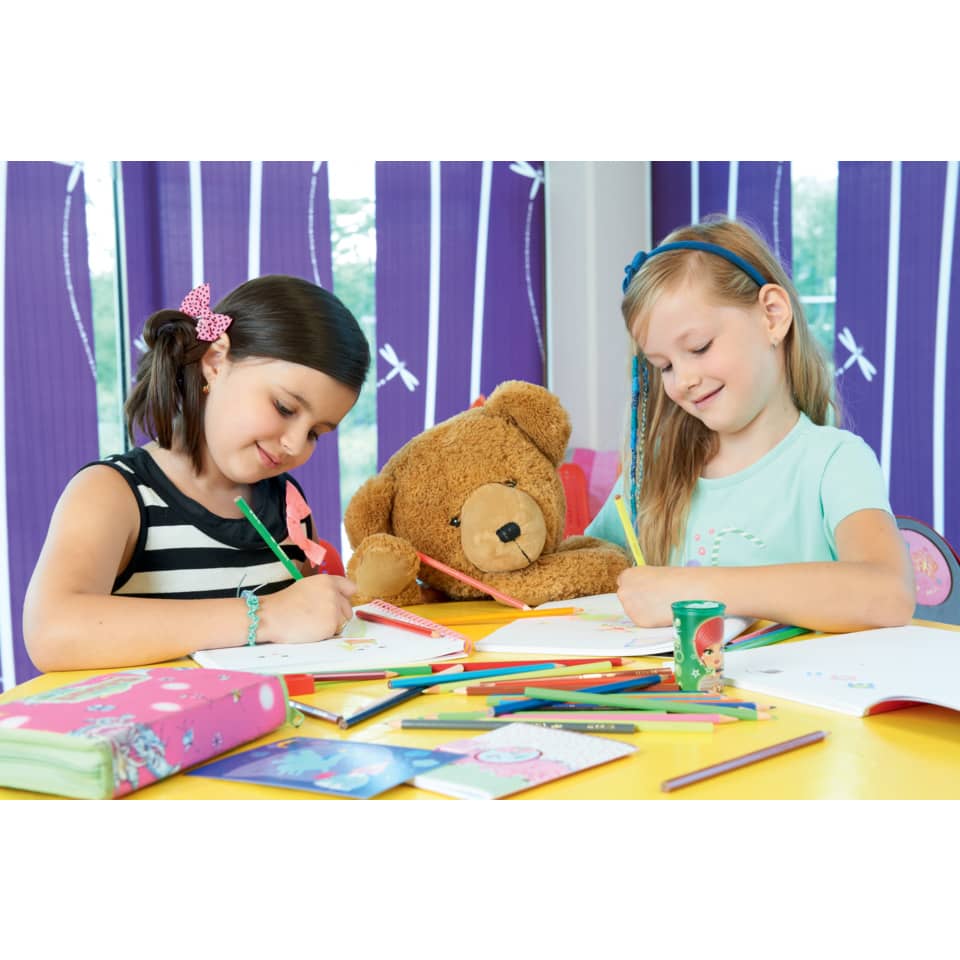 Kinderzeichnung, Maltisch, Stoffteddy, Buntstifte, Schriftheft