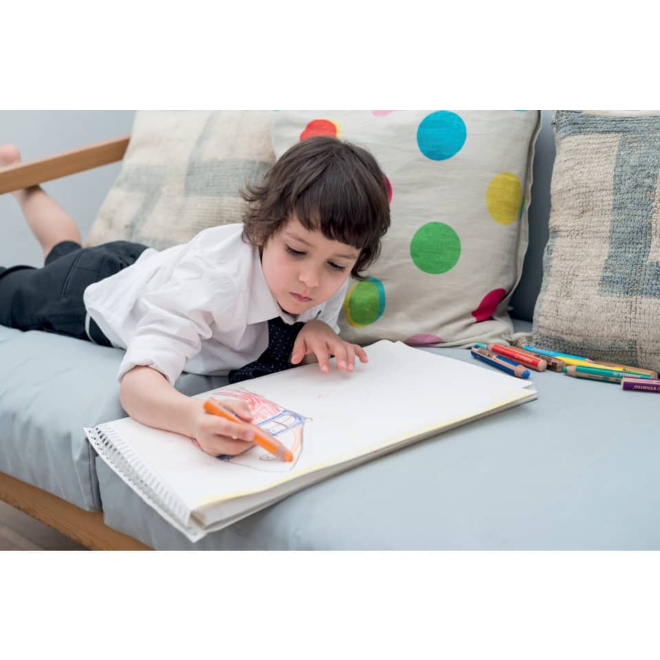 Kinderzeichnung, Skizzenblock, Bleistift, Farben, Wand- oder Heimatelier