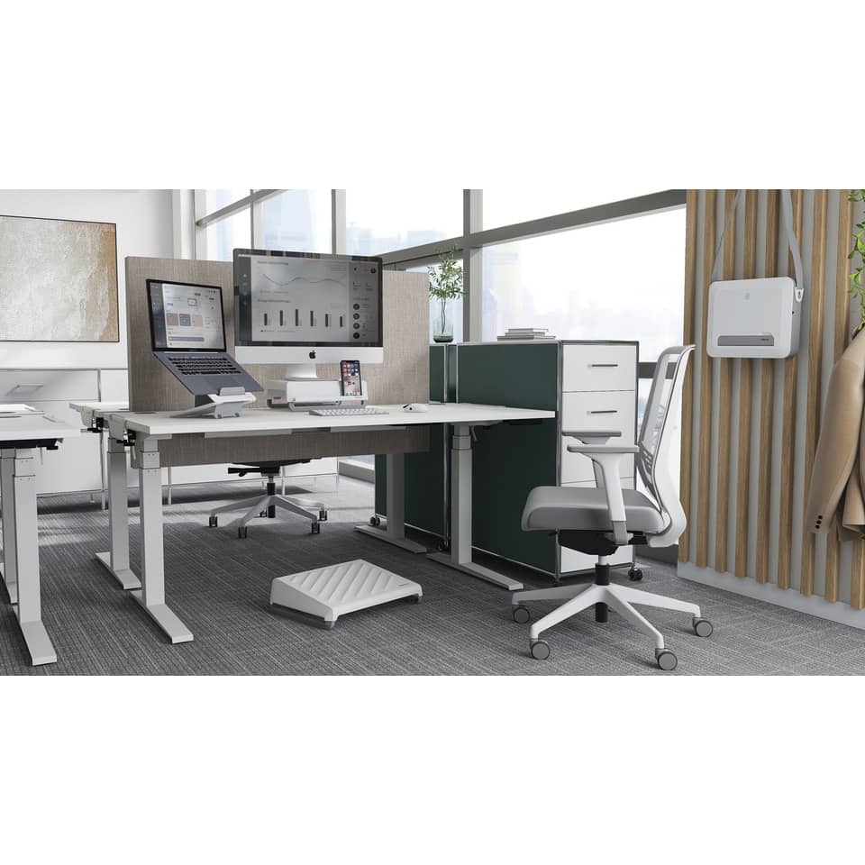 office desk, ergonomischer stuhl, dual monitor, computersystem, fußstütze