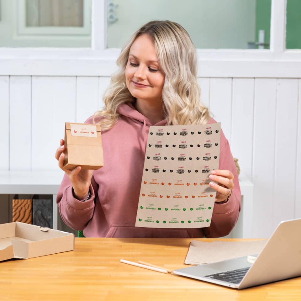 pinkes hoodie, frau, kartenblatt, geschenkbox, laptop