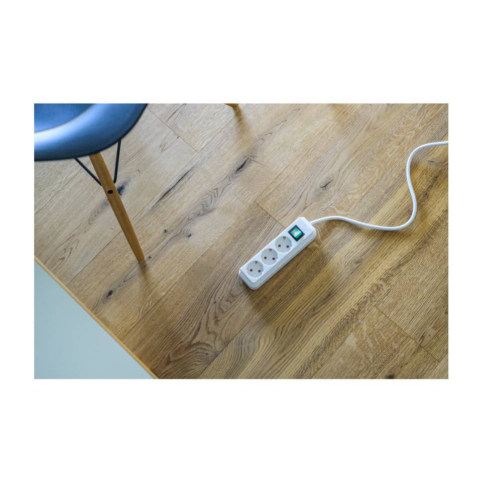 Steckdosenleiste, Mehrfachsteckdose, Steckdosenblock, Kabel, Holzboden
