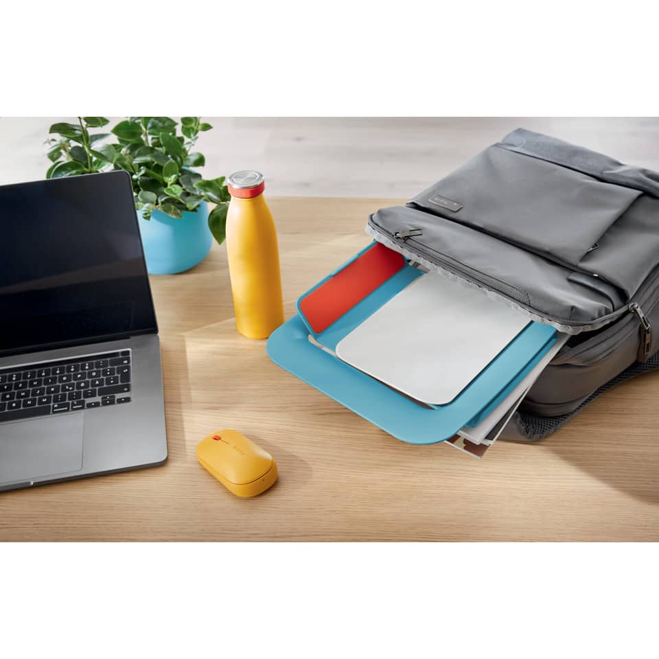 Laptop, Rucksack, Wasserflasche, Maus, Dokumente