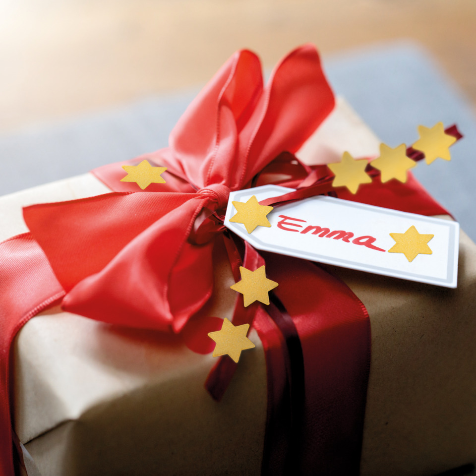 Geschenk, Päckchen, Geschenkschachtel, rotes Band, Etikett Emma