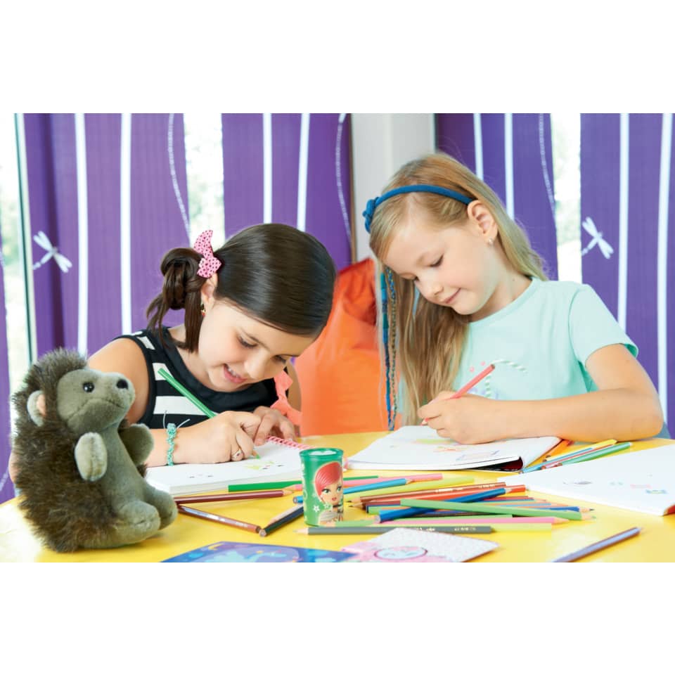 Kinderzeichnung, Buntstifte, Papier, Kunsttisch, Stofftier