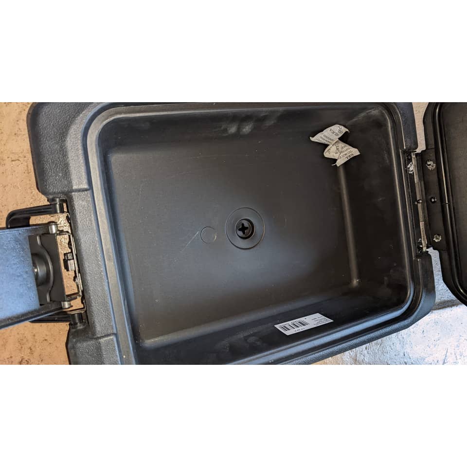 Koffer, Gepäckbox, Innenraum, Schnappverschluss?, Barcode-Aufkleber