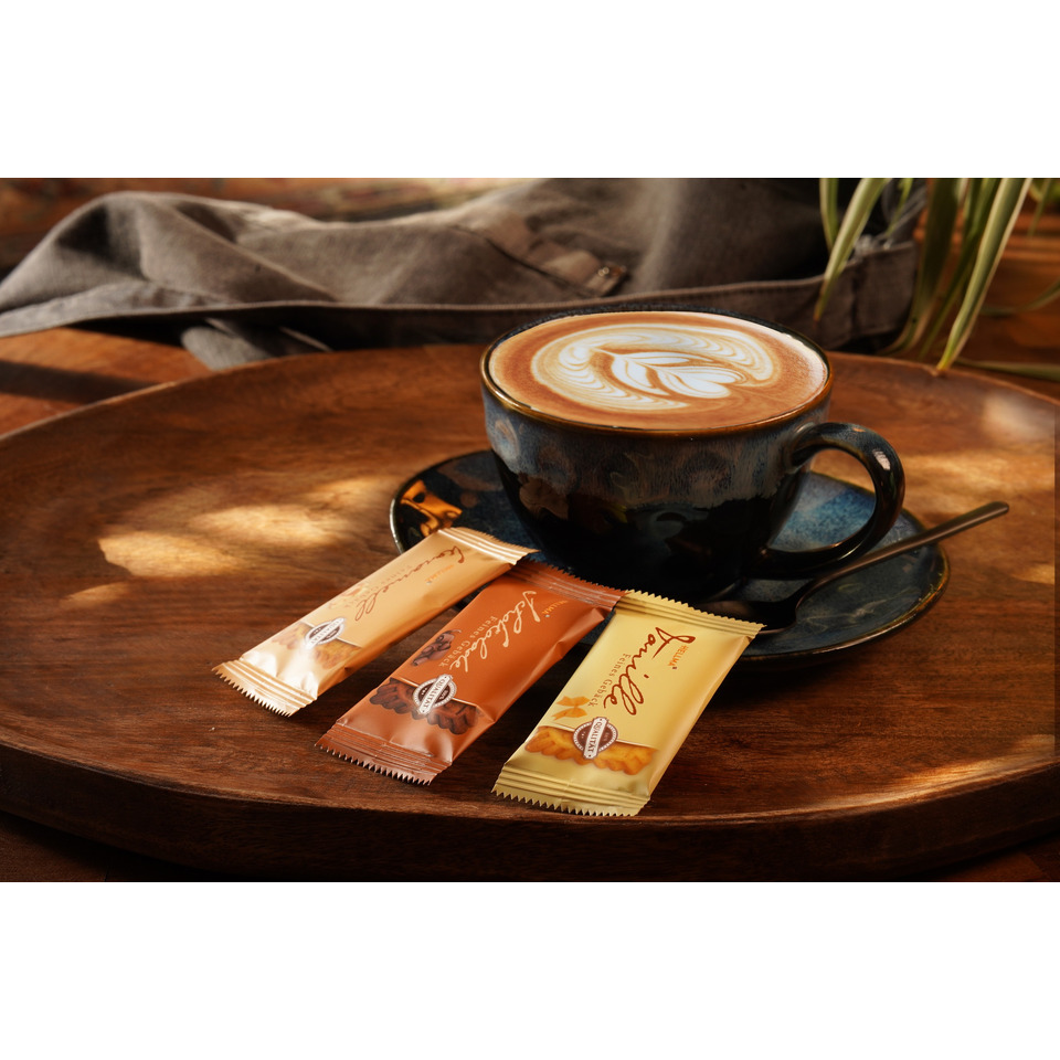 Kaffee, Latte-Art, Kaffeebecher, Keksverpackung, Tablett