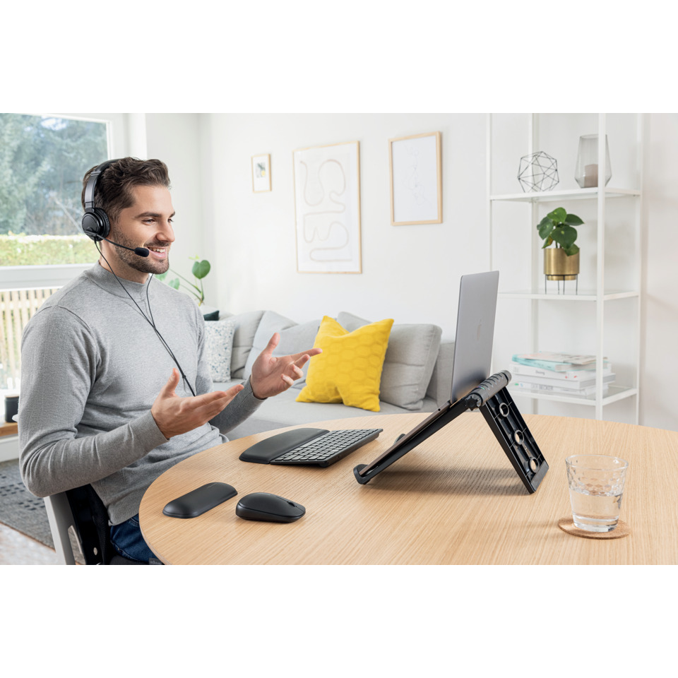 Headset, Kabelgebundene Maus, Tischständer, Laptop, Wohnzimmer-Setup