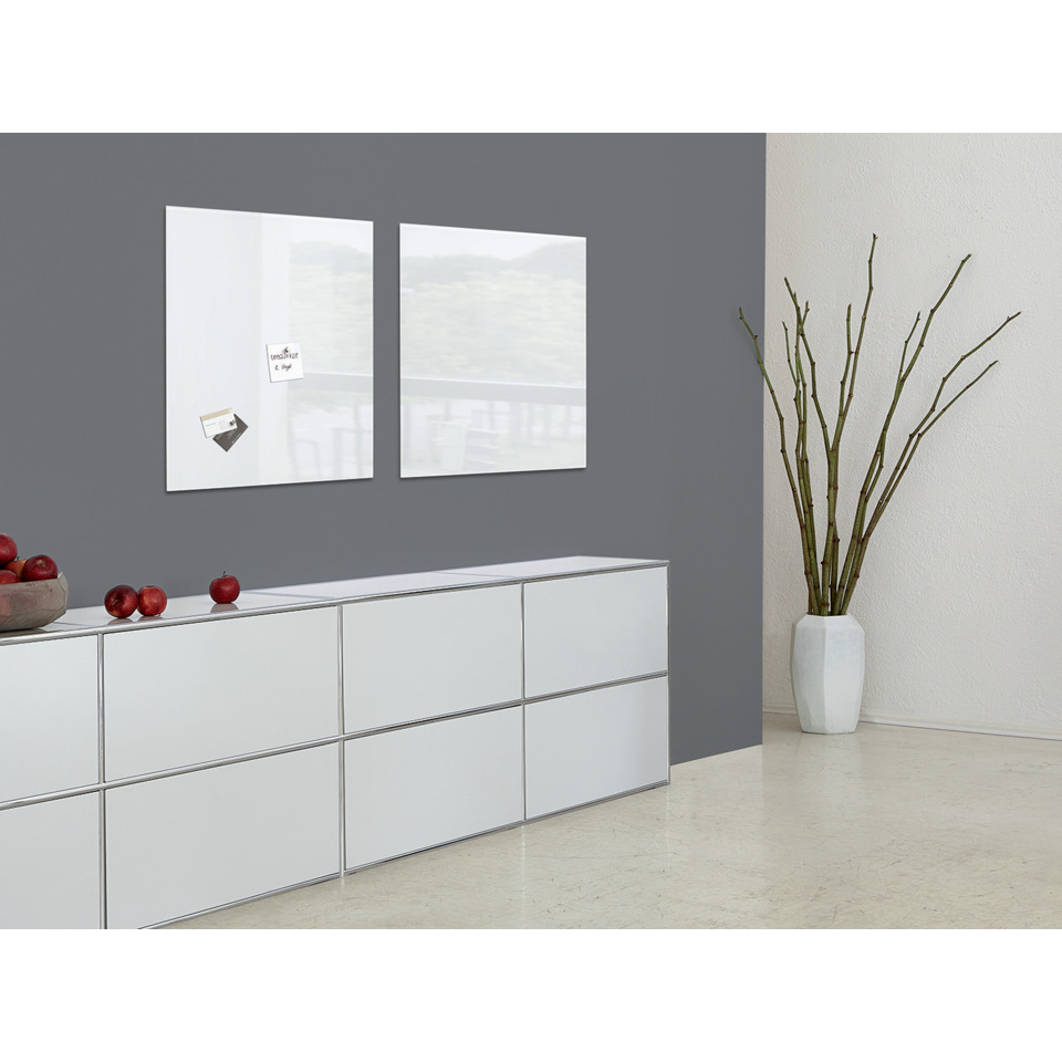 sideboard, schrank, weiße schubladen, modern, wanddekoration, Sideboard, Weißes Sideboard, moderner Stauraum, Wandspiegel, Vase Pflanze