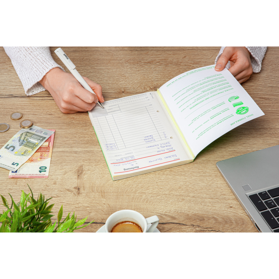 Buch, Laptop, Tasse, Stift, Text, Buch, Text, Laptop, Stift, Pflanze