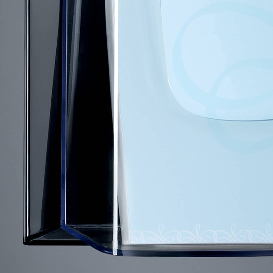 glänzende Oberfläche, blauer Deckel, Kartonverpackung, Eckdetail, hellblau