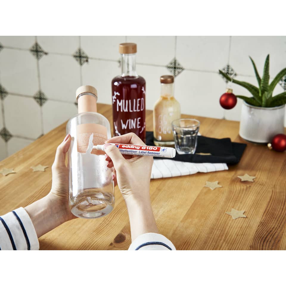 Weinflasche, Etikettentferner, Korken, Holztisch, Brennstoffflasche?