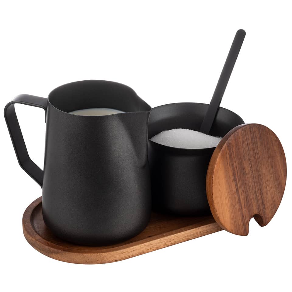 Kaffeekanne, Milchkännchen, Silikonlöffel, Zuckerbehälter, Holzunterlage
