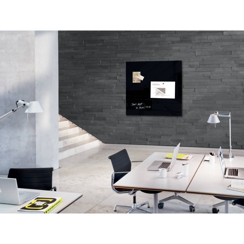 Drinnen, Innenarchitektur, Paneele aus Holz, Mobiliar, Laptop