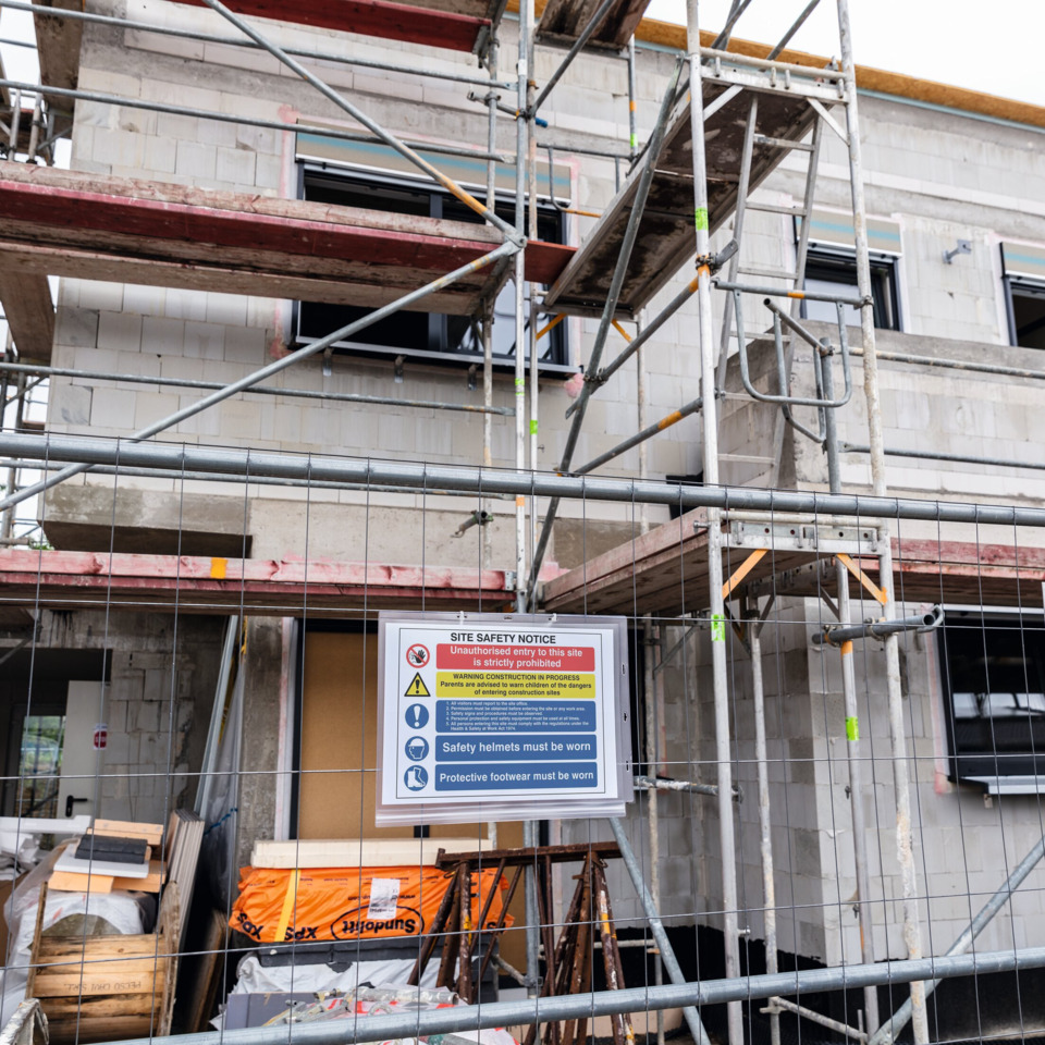 Baustelle, Gerüst, Gebäudefassade, Sicherheitsschild, Materialien vor Ort
