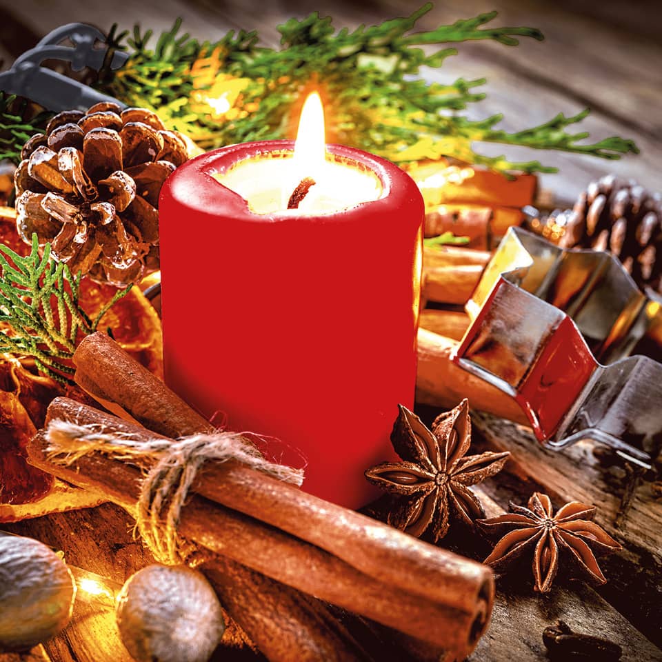 rote Kerze, Zimtstangen, Kegel, Sternanis, Weihnachtsdeko
