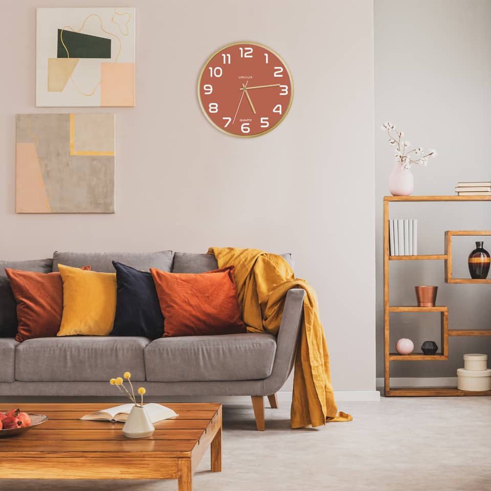 wohnzimmer, sofa, kissen, wanduhr, holzregal