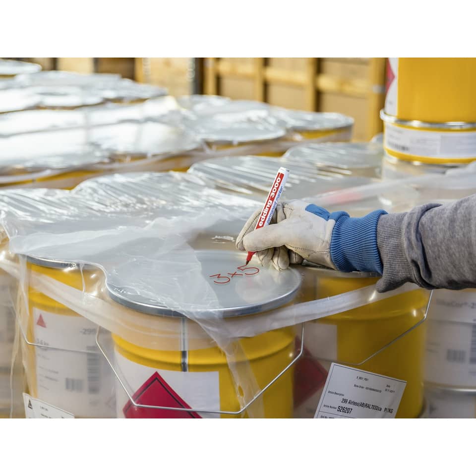 Fässer, Kanister, Chemikalien, Industrierack, Beschriftung