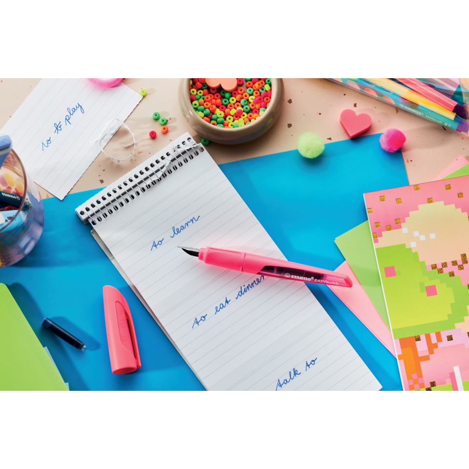 notebook, pink pen, stetig stationery, bunte hirseperlen, glitzernde bastelmaterialien