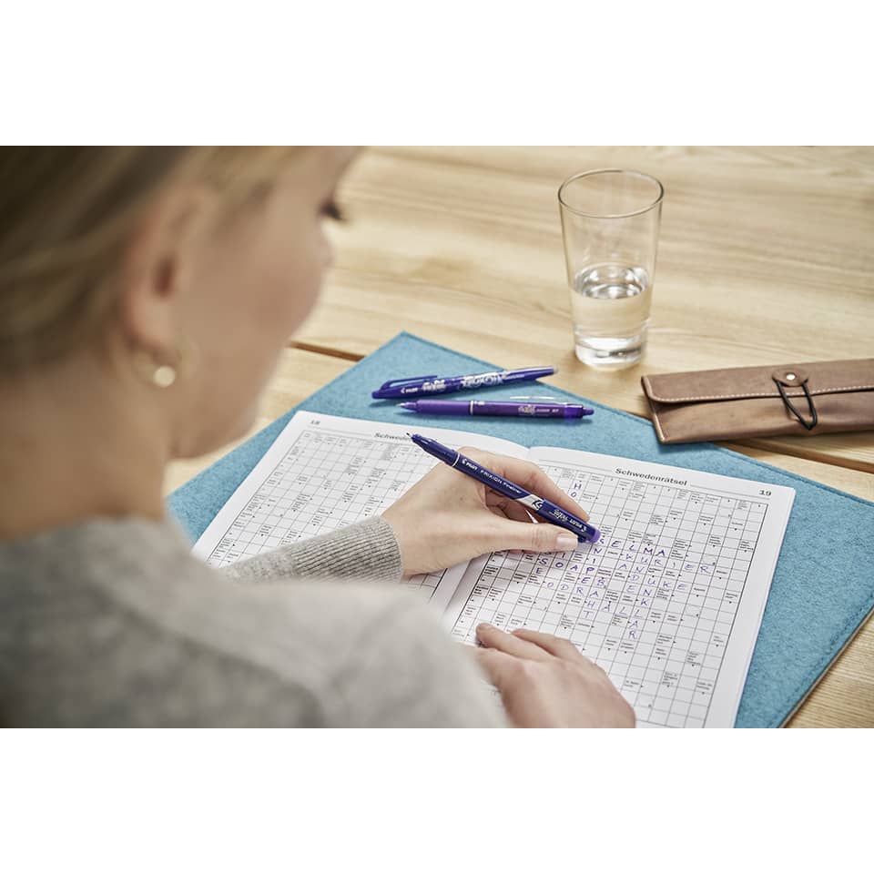 Puzzleschrift, Kreuzworträtsel, Stift, Arbeitsblatt, Tischsetup