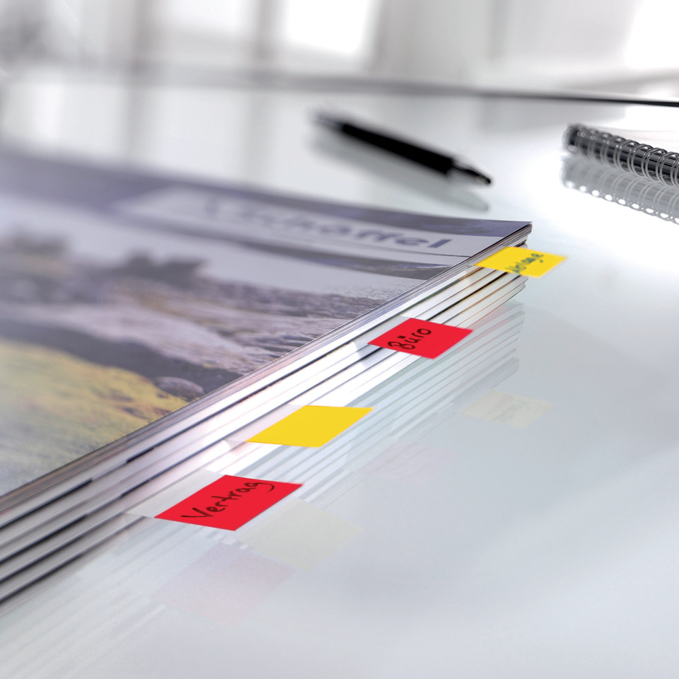  magazines,  broschüre,  bunte registerkarten,  tischplatte,  schreibtisch, magazin, harte fakten material?, notizblock?