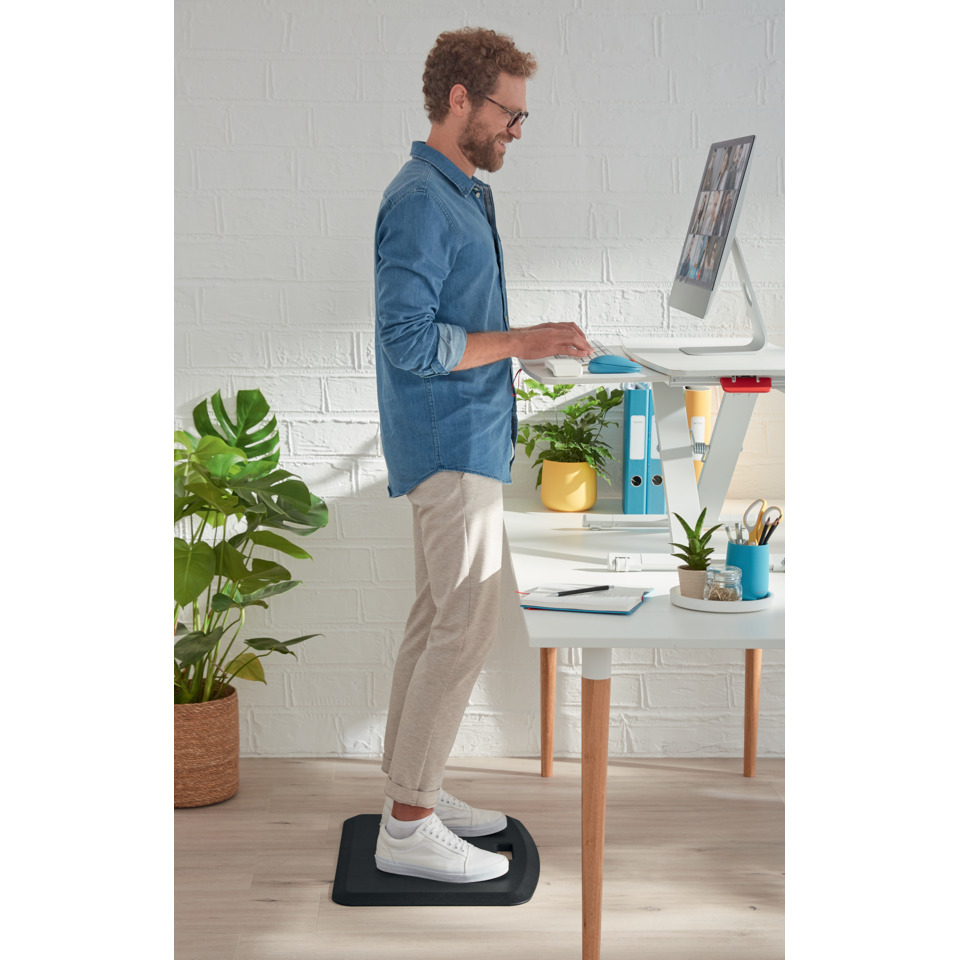 stehschreibtisch, ergonomisch, fußablage, büroeinrichtung, pflanzen Dekor, stehender desk, ergonomisch, Stehmatte, Homeoffice, Mann