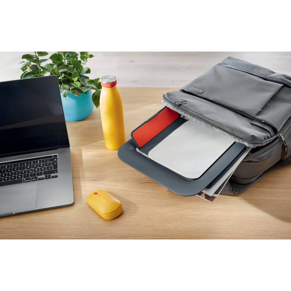 Laptop, Rucksack, Notizbuch, Wasserflasche, Maus