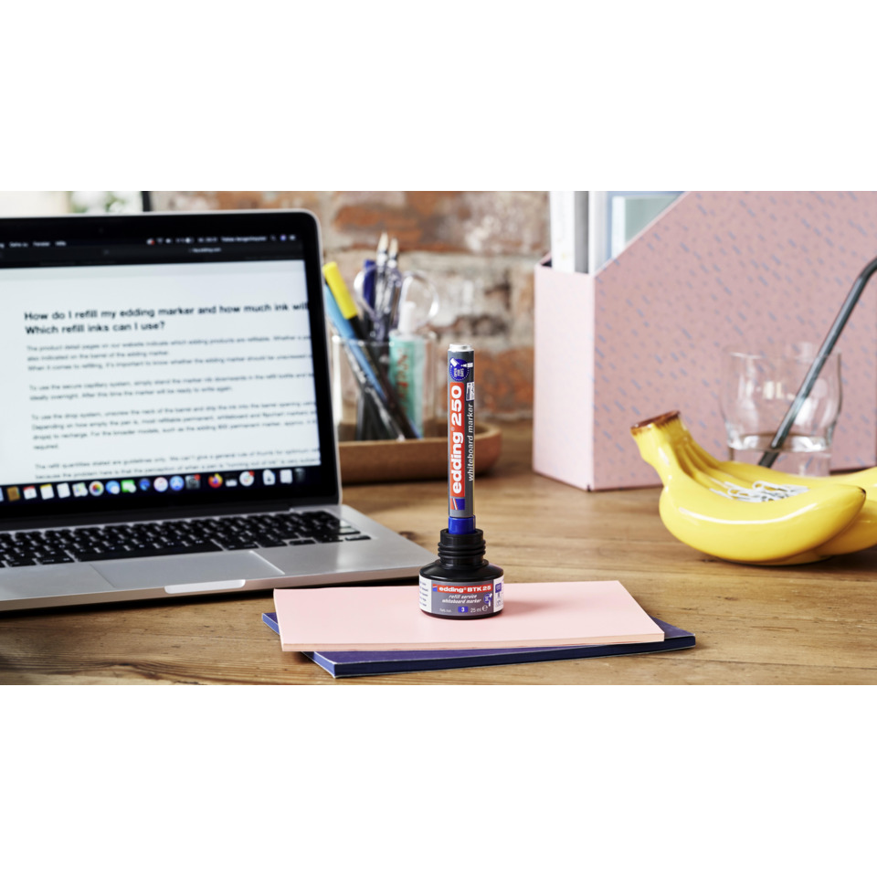 Tintenstift, Tintenroller, Korrekturfläschchen, Laptop, Schreibtisch