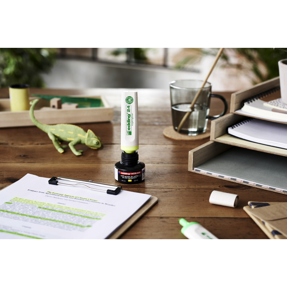 Person, Frau, Meditation, Schreibtisch, Home-Office, Klebstoff, Fläschchen, Tintenstift, Werkzeug, Arbeitsplatz