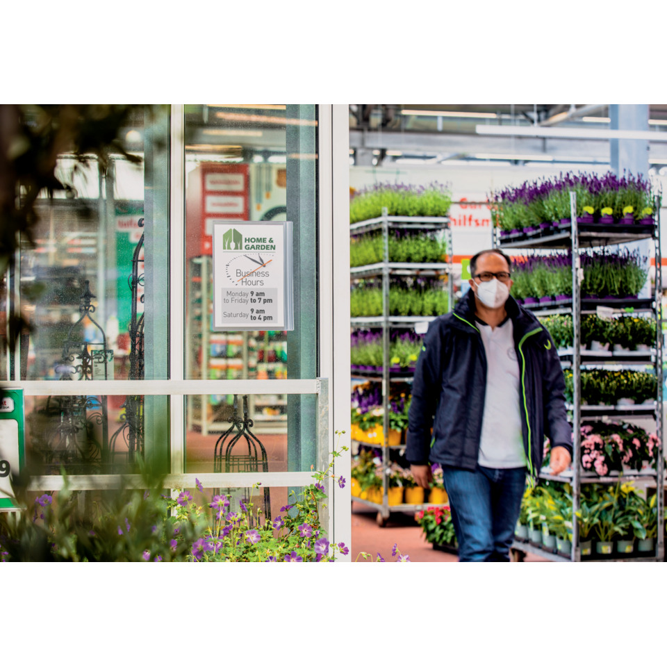 Gartenzentrum, Blumengeschäft, Mann mit Maske, Topfpflanzen, Pflanzen auf Regalen