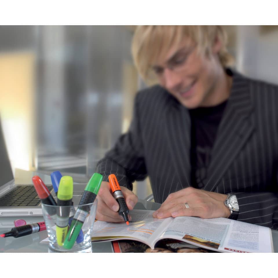 Marker, Highlighter, Schreibtisch, Lesen, Buch