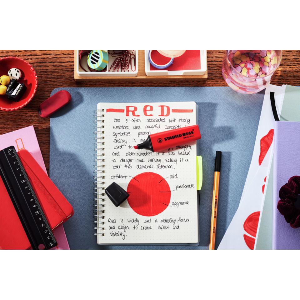 notebook, roter kreis, handschriftliche notizen, roter markers, bleistift, klebezange, lineal, schreibtisch organizer