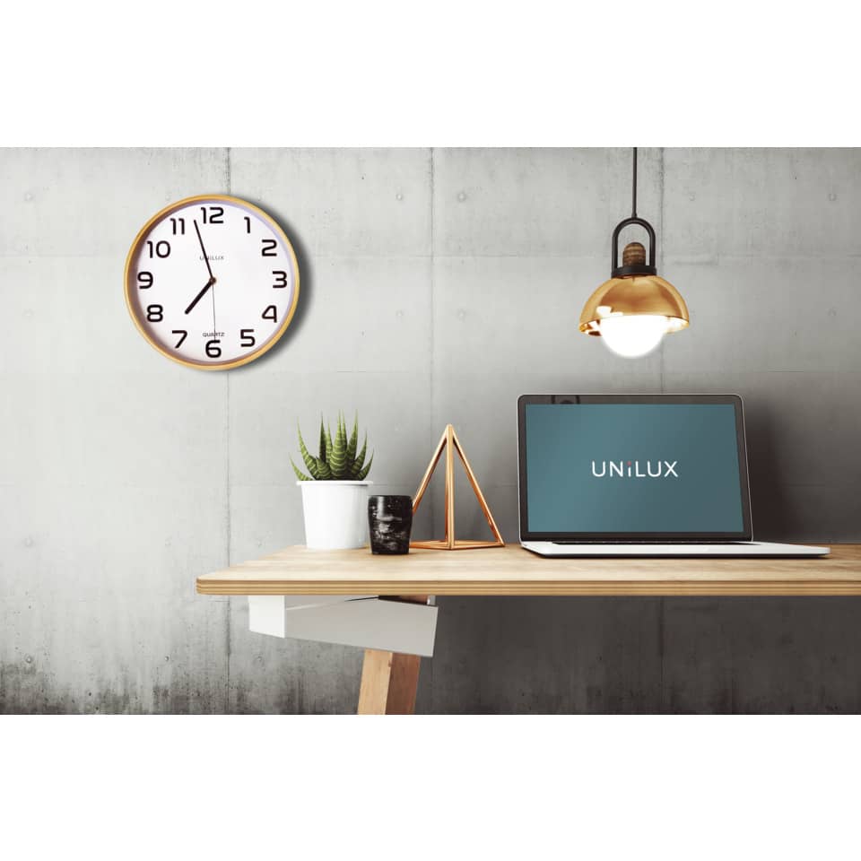 Wanduhr, Tischlampe, Laptop, Pflanze, Deko