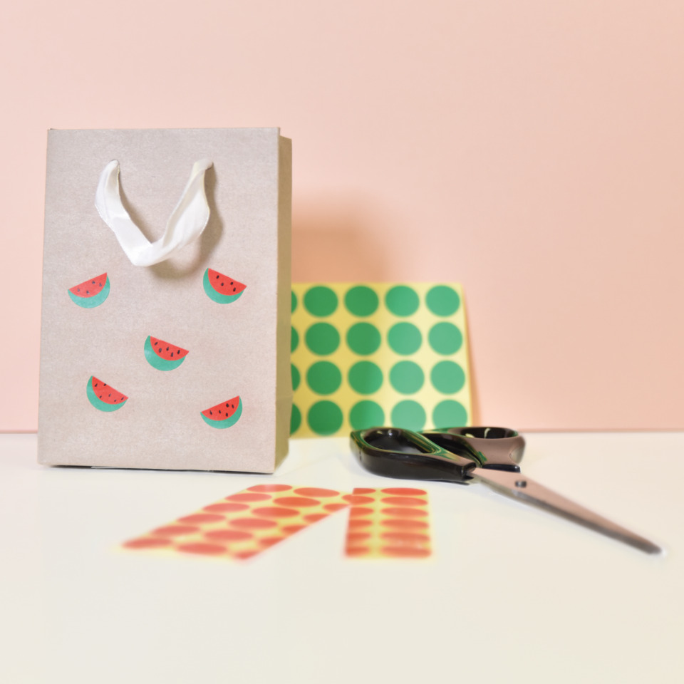 Geschenkbeutel, Papiertragetasche, Wassermelone Muster, Schere, Klebepunkte