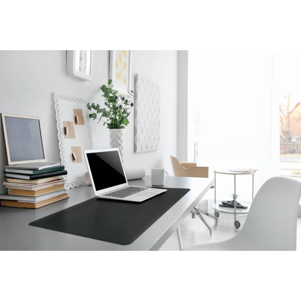 Schreibtisch, Laptop, Schreibtischunterlage, Deko-Pflanze, Wohnzimmer–Arbeitsplatz