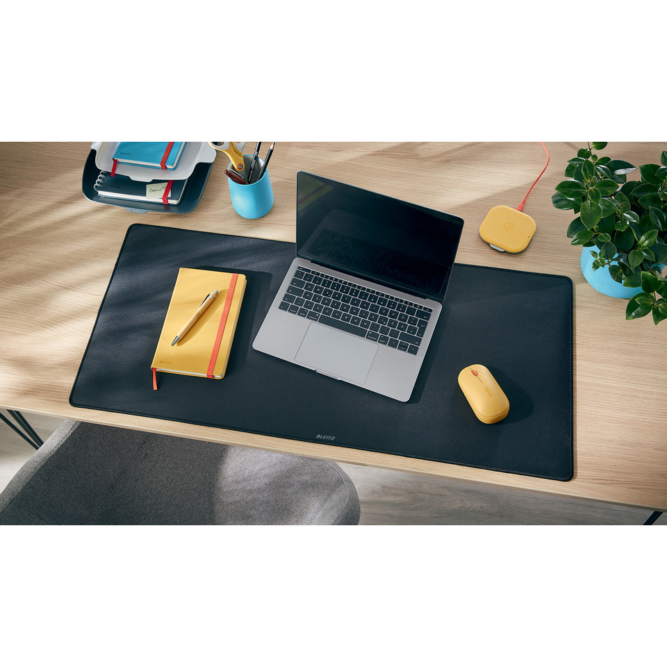 Laptop, Schreibtisch, Maus, Mauspad, Notizbuch
