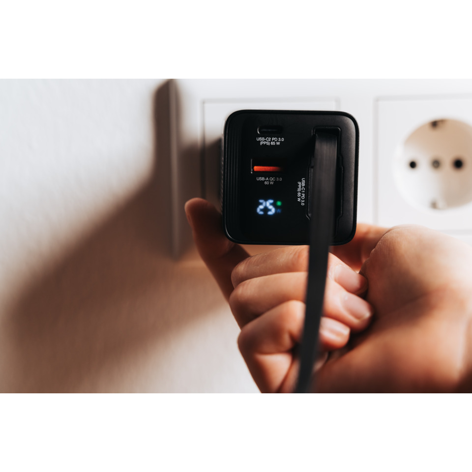 Smart plug, Energy display, USB-C charger, Wall outlet, Compact device