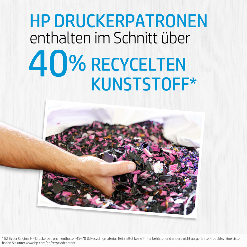Recycling-Plastik, PVC-Flocken, Buntes Plastik, Müllhaufen, Handvoll
